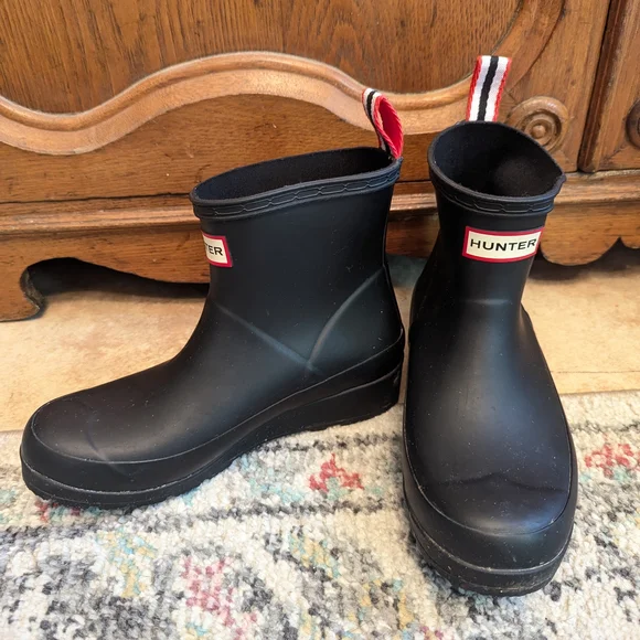 Hunter Women's Black Rain Boots - Picture 2 of 4